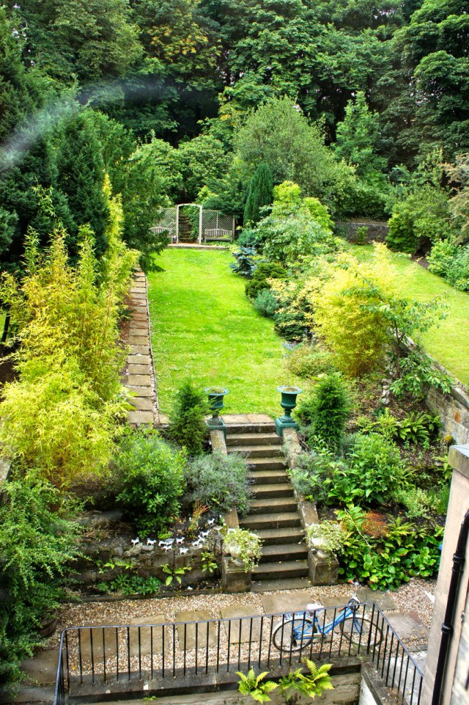 A vista da sala da no jardim da casa...