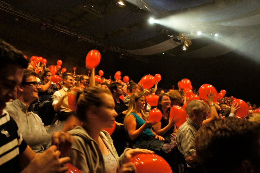 Só fotografei o final quando toca a música 99 Red Balloons, e todo mundo no público recebe balões vermelhos para encherem.
