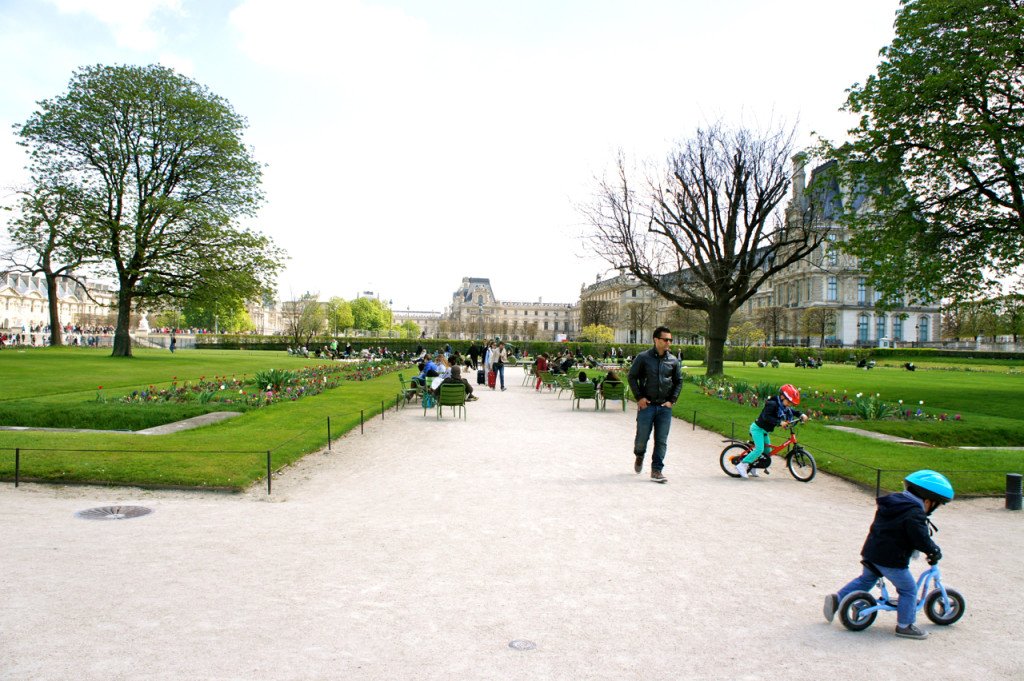 Tuileries com o museu do Louvre no fundo