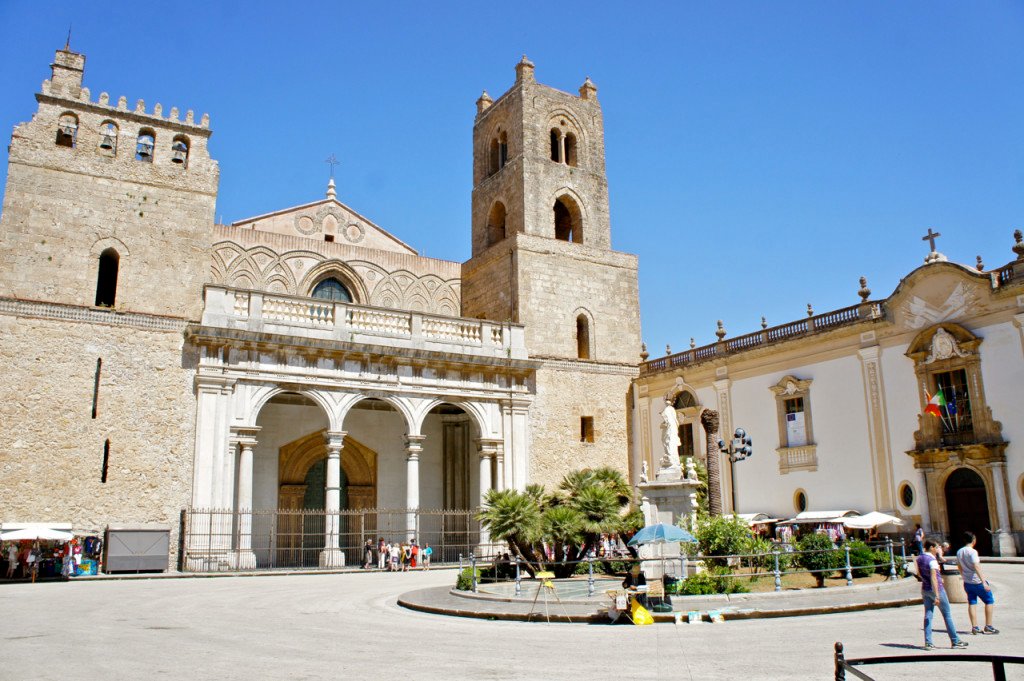A Catedral de Monreale (Duomo di Monreale, em italiano) é uma das mais importantes construções sacras da culturanormanda na Itália. A igreja é dedicada a Santa Maria Nuova, e se localiza na cidade de Monreale, na Sicília.