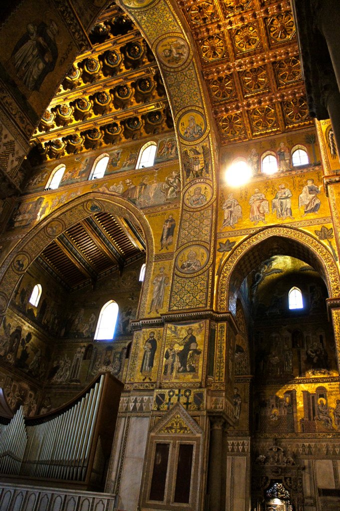 Os detalhes são infinitos!! Nunca vi tantos mosaicos assim tão ricos em uma igreja só!