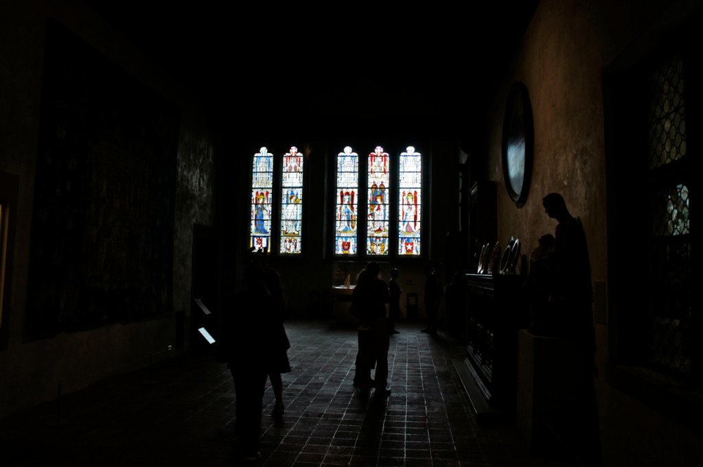 (a mesma sala da foto anterior com outra exposição na câmera para retratar os vitrais)