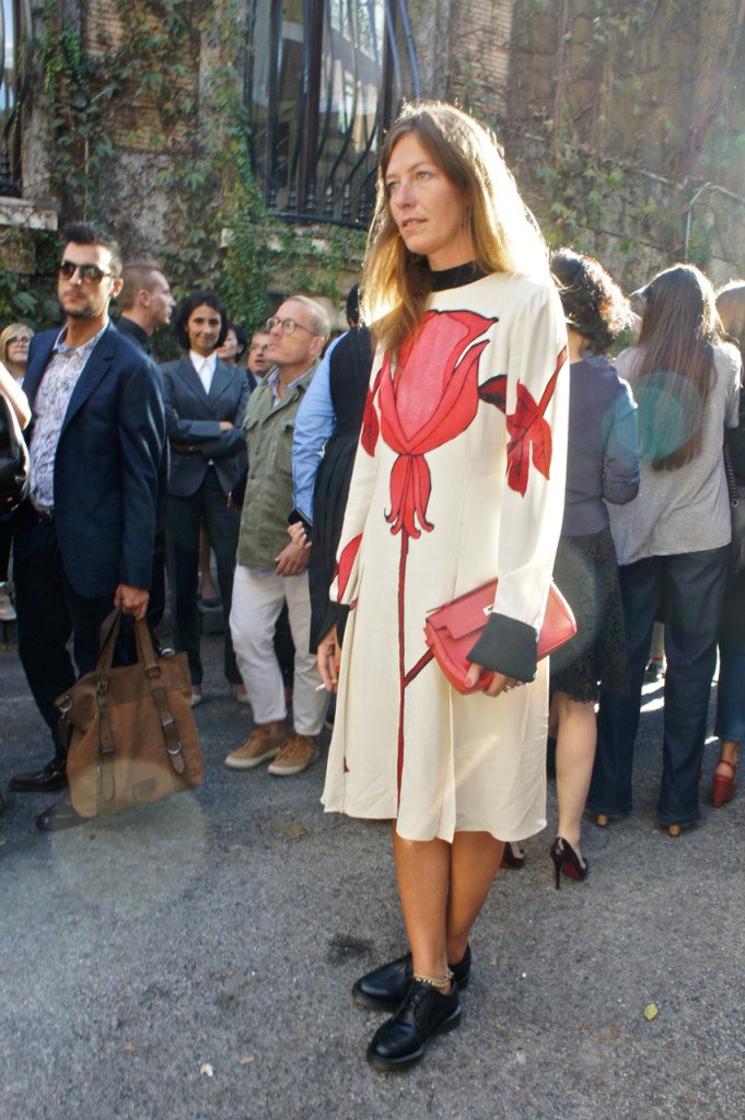 A luz estava inda para street style. Reparem na estética nouveau no desenho. Ela é estilista da Vogue Itália e acredito que seu vestido seja Prada e várias estações atrás...Vejam o Scott Schulman do Sartorialist atrás. Ele me disse que emagreceu 8 kilos!