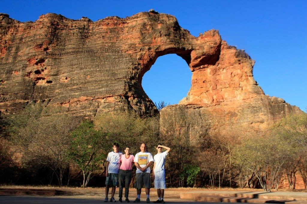 Nós quatro: Artur, Alessandra, Carlos, André. Atrás você vê a Pedra Furada. Essa maravilha fica para o próximo post. 