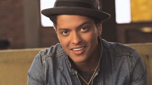 Você vai morrer de amores com esses registros do Bruno Mars criança!