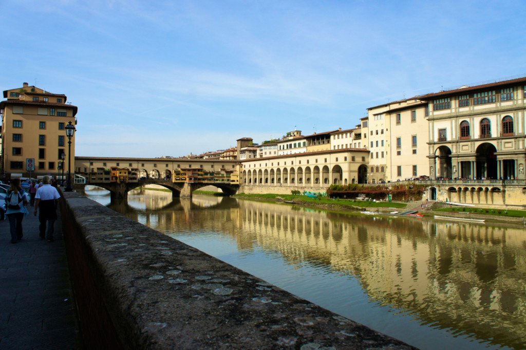 O Ponte Vecchio e o Uffizi à direita sobre o Rio Arno, Florença