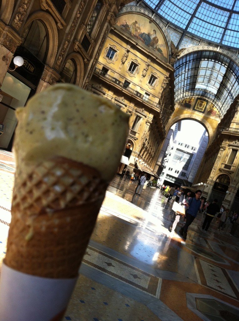 O primeiro gelato a gente nunca esquece: pistachio na Galeria Vittorio Emanuele