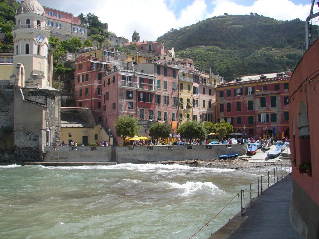 Vista de fora, quase do mar, de Vernazza