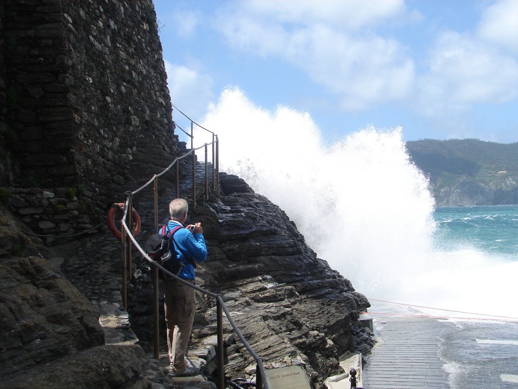 Altas ondas em Vernazza, por isso os acessos pela encosta estavam fechados 