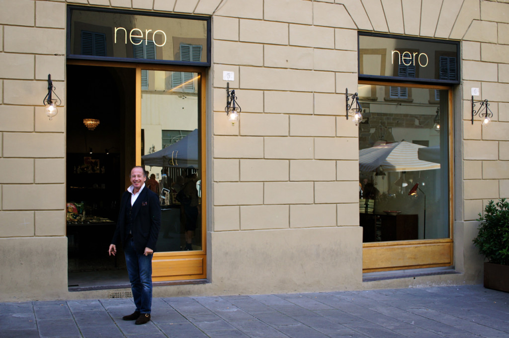 Roberto na fachada da loja que fica na Piazza di San Francesco
