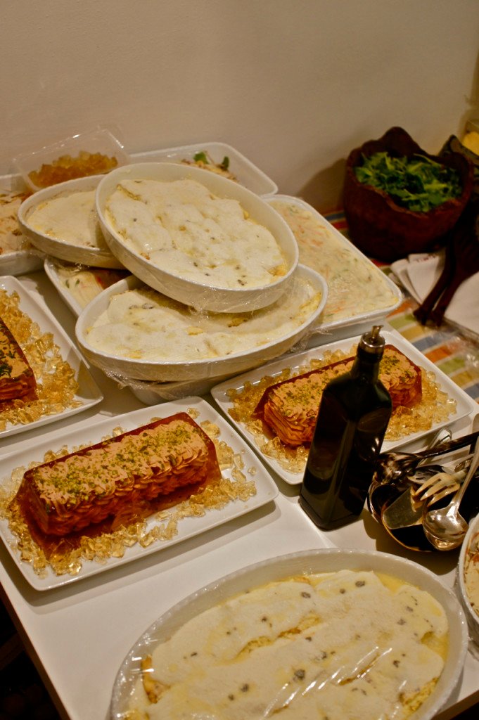 Encomendei tudo pronto. Só coloquei a lasagna de verdura e as crespelle de ricota e tartufi no forno, o resto frio. Assim com dois ajudantes consegui que tudo funcionasse super bem, e pude me divertir um monte!!! Os outros pratos, frios, foram mousse de atum e presunto, salada de alcachofra cru com parmesão e salada verde com "pinoli" torrados.