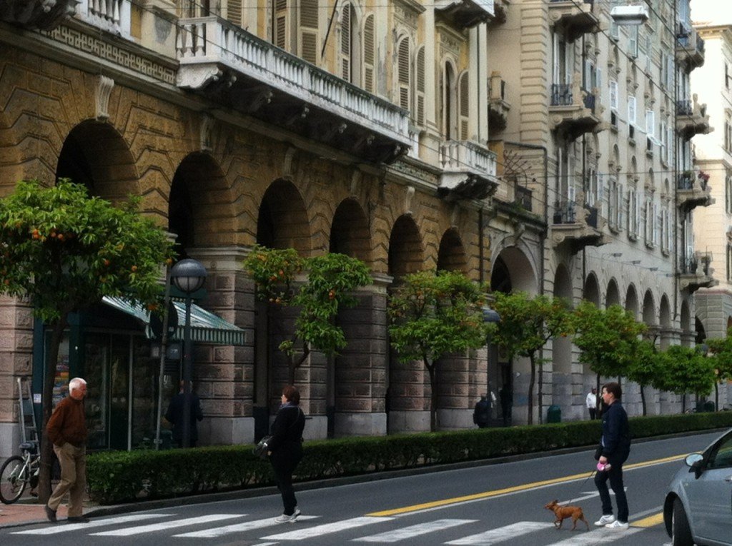 Avenida de La Spezia, lotada de laranjas