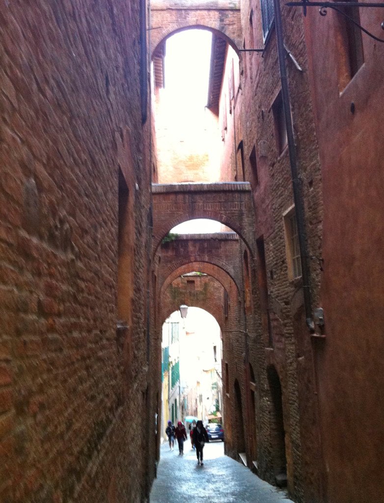 As ruas de Siena são um tanto misteriosas