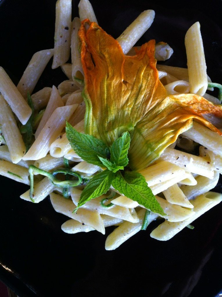 Pasta com abobrinha e a flor da mesma