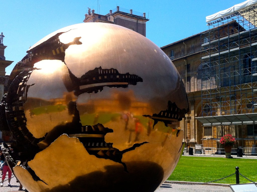 Logo na entrada você avista esse globo. A "brincadeira" é fotografar o reflexo do próprio Vaticano