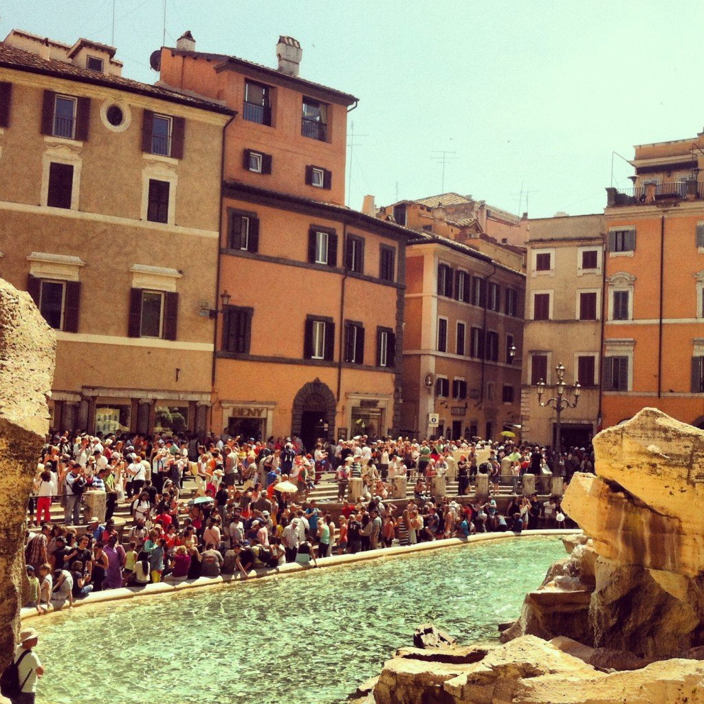 Símbolo de fé e esperança. Fontana di Trevi lotada. Todo mundo fazendo seu desejo