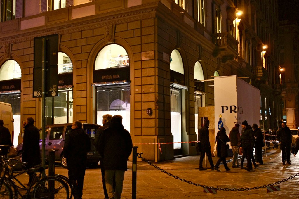 E a enorme loja da Prada na Piazza del Duomo que abre hoje à noite. Com 20 horas para ficar pronta, devo ter vista 50 pessoas dentro terminando os últimos detalhes e preparando as estantes e cabides com produtos...frenéticamente!! Estaremos lá para cobrir a abertura também!!