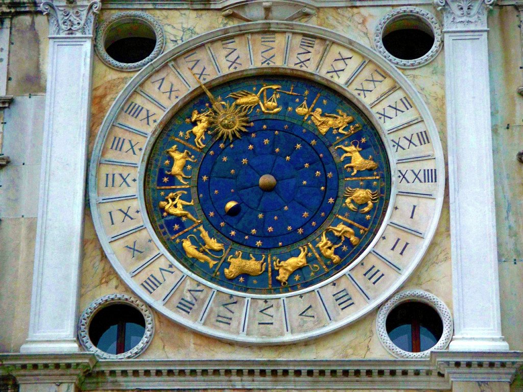 Detalhe do relógio zodiacal de Veneza, com os signos em alto-relevo dourado.