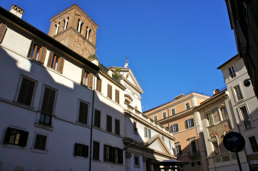 Fica na Piazza Sant'Eustachio onde existe uma igreja com a cabeça e um veado com cornos. Ninguém quer casar aqui por achar que traz má sorte! Rssss!