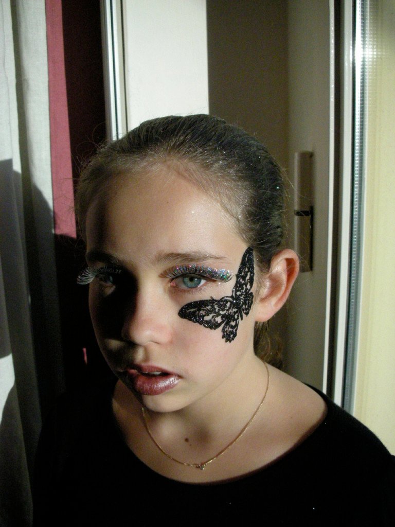 Ela adora se maquiar para o carnaval! Esta maquiagem fui eu quem fiz para ela!