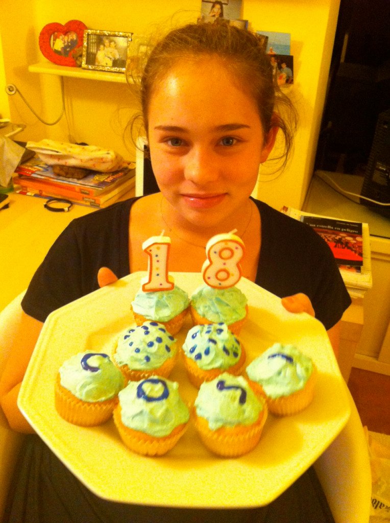Ela fez cupcakes para o aniversário de 18 anos do Cosimo.