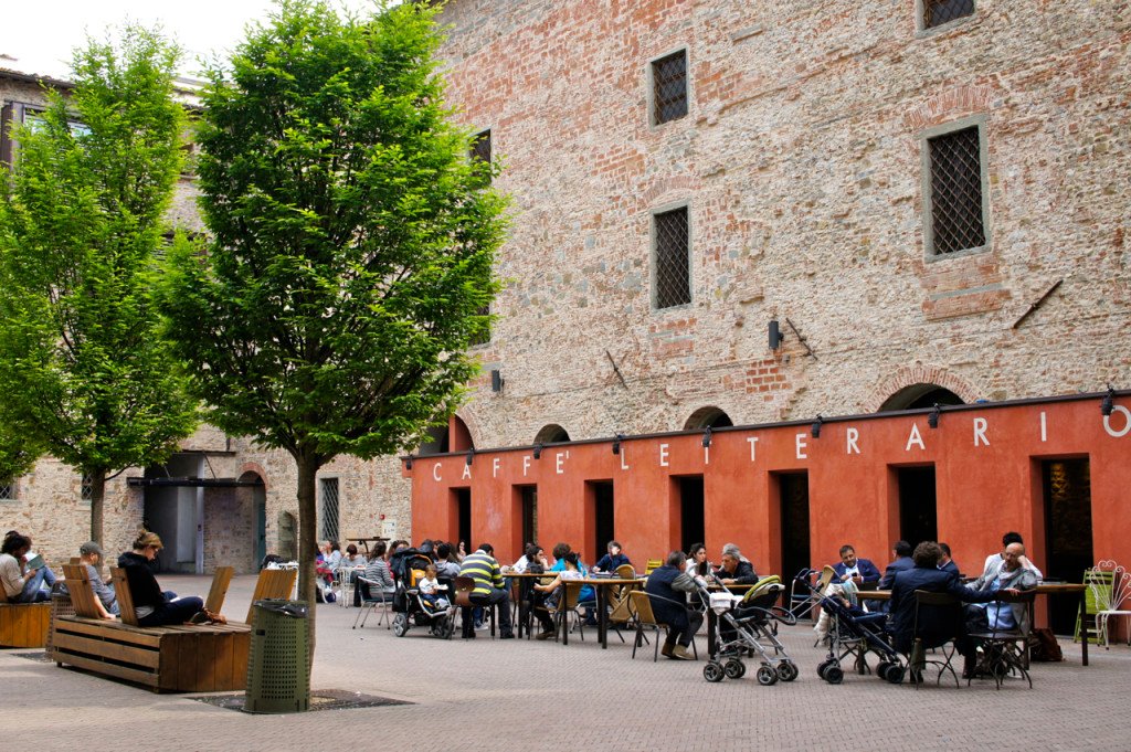 Os pátios internos tem cafés e restaurantes.