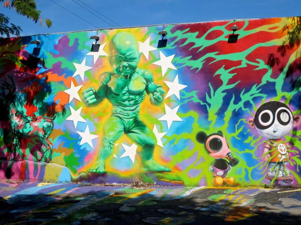 Influência dos quadrinhos japoneses na arte. Notem o bebê Hulk em ação do artista americano, Ron English.