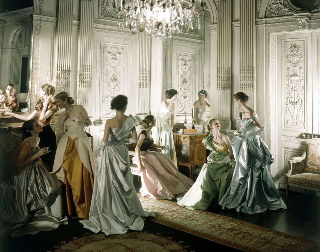 O Met gala este ano foi em homenagem a Charles James, estilista anglo-americano da metade do século XX.  Criava esculturas com raciocínio matemático.  Foto histórica de 1948 para Vogue de Cecil Beaton.