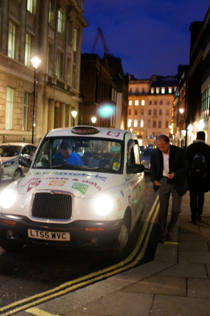 Nos cabs ingleses, o costume quer que sempre se dá o endereço fora pela janela antes de entrar, e também se paga fora pela janela.