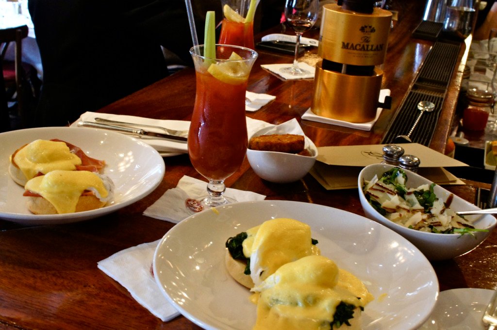 Eggs Florentine com espinafre e Eggs Benedict com presunto. O Bloody Mary deles é divino e vi que colocam um tantinho de Jerez!! Que dica!!