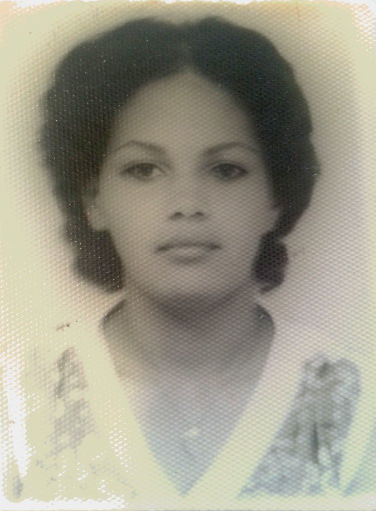 Perdi a minha mãe um dia após completar dezessete anos em que ela tinha me dado à luz... e dois meses após ela ter completado 40 anos... O dia das mães sempre me faz reviver a falta, a dor e o questionamento do quanto é complexa e deslumbrante essa relação... Não saberia falar dessa relação, sem ser assumidamente e francamente piegas e confesso: com muito prazer!Encontrei minha mãe pela última vez, uma semana antes da sua “partida”... quando eu a comuniquei que ia morar com uma amiga... Na época morava com a família do meu pai, porque a minha mãe, por motivo de saúde, estava com muitas dificuldades para segurar a onda da família (somos dois: eu e um irmão mais novo).  Ela era mãe solteira... eu entrando na adolescência...eu era a fantasia e ela a realidade crua... Sendo uma mãe muito apegada as suas crias, hoje, posso entender o quanto foi difícil para ela ter que permitir, depois de ser vencida por fortes e contundentes argumentos, que eu fosse viver com outra família e depois, que eu fosse morar sozinha ainda tão menina...  Eu penso que, para além do que já está comprovada pela ciência, a ligação mãe e filha/o, não se rompe. Nunca! Transcende os limites físicos... É sentimento largo onde cabem outros tantos: ternura, amor, carinho, compreensão, alegria... a despeito de tudo...! Será que é por isso que eu trago impressos na minha alma, o som da voz e o cheiro da minha mãe?!?! Eu tenho muita saudade da minha mãe, do que não deu tempo de dividir... Mas com o tempo e a maturidade aprendi a lidar com coisas que somente com o tempo a gente consegue entender... Há um tempo certo para cada propósito... Aprendi inclusive, coisas simples como, não ter vergonha de demonstrar o meu amor e carinho, mesmo que soe clichê, para os que me são caros...!  Viva todas as mães!!! Viva todos os filhos!!! Viva todas as avós!!! Viva!!! MaVi