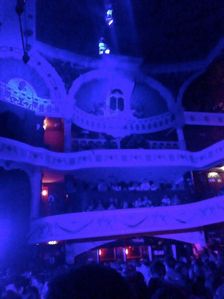 O espaço do concerto era um teatro com vários bares e todo mundo de pé. Um mooooooonte de jovens!!! rssss