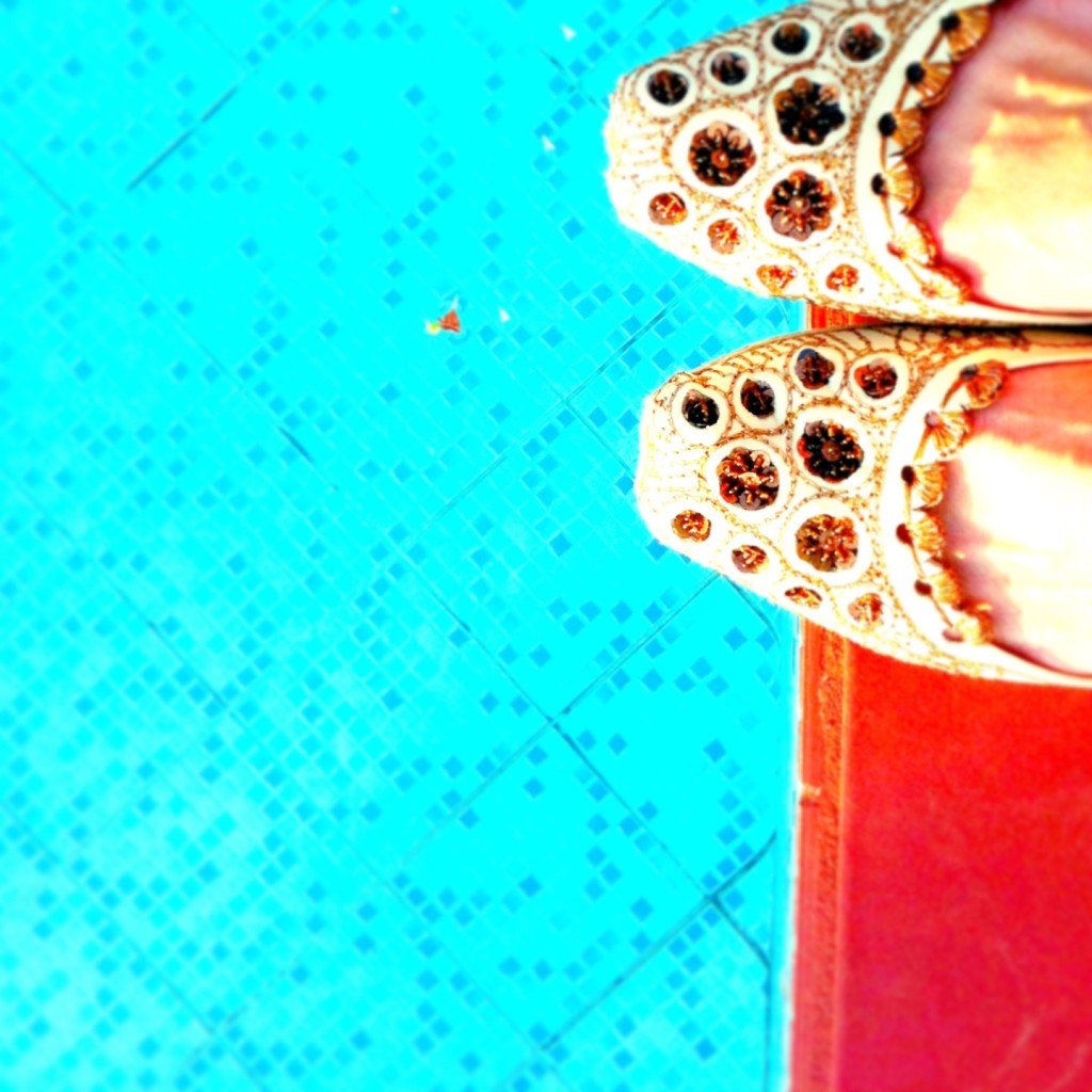 Sol da tarde na piscina da pousada (detalhe para as sapatilhas da sister compradas em Doha, no Qatar! Riqueza!)