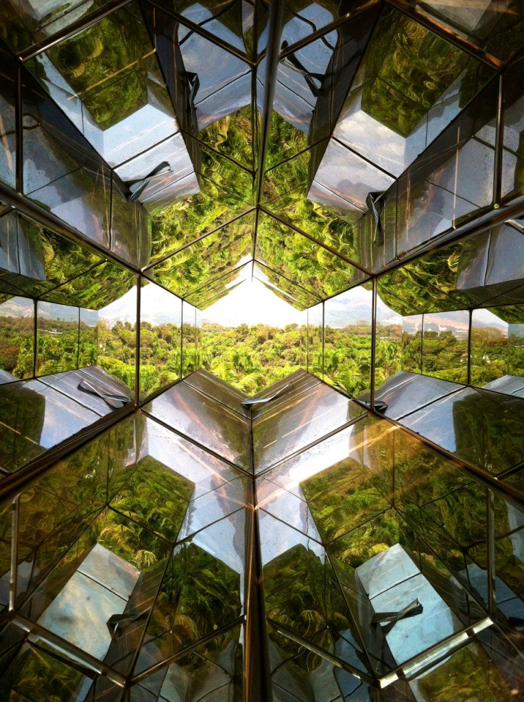 Espelhos! E a natureza exuberante se multiplica na “Viewing Machine”, de Olafur Eliasson. Demais!