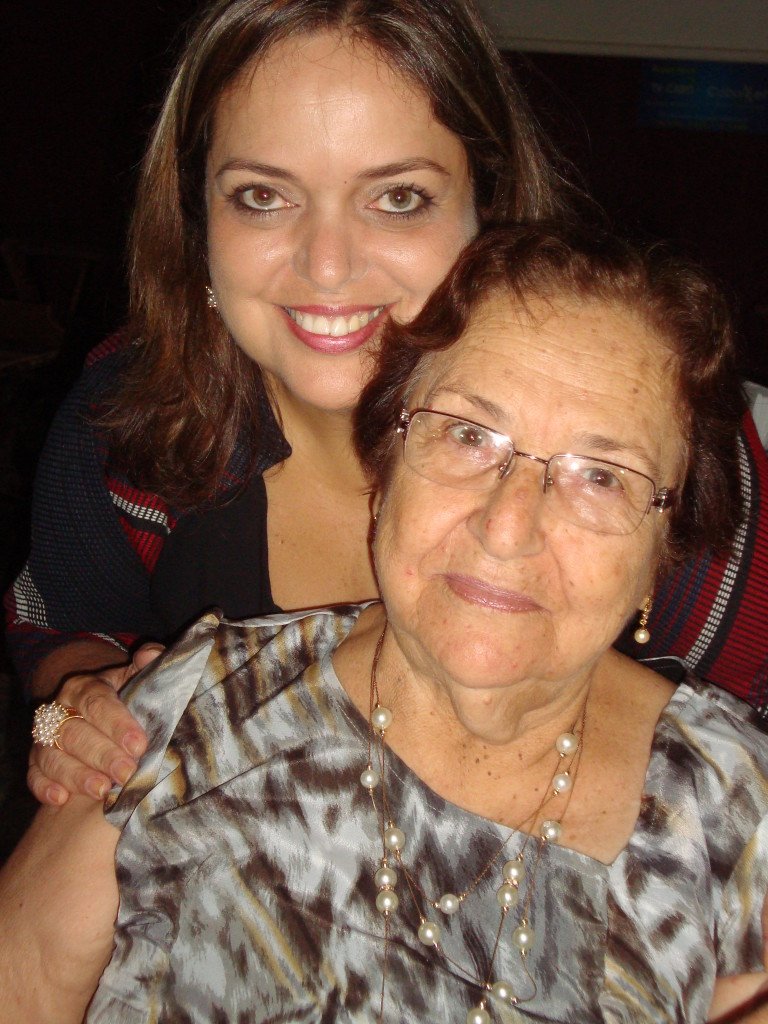 Consuelo querida, sou sua fã, estou enviando uma foto bem recente que tirei no dia do meu aniversário de 52 anos,mês passado. Minha mãe é aquela bem tradicional, com 78 anos ainda faz comidinhas bem gostosas para alegrar a família, nos ensinou a ter responsabilidade, respeito, valorizar o conhecimento, e principalmente sempre incentivou a união da família, quando um está mais frágil os outros se unem para apoiar. Para mim é uma honra que ela apareça no seu blog, um grande abraço. Sandra Márcia Baptista de Oliveira Pires