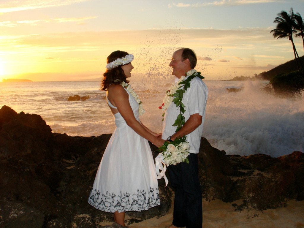 ALOHA, querida Consuelo,sou gaucha e moro em Maui (Hawaii) onde casei em Setembro de 2007 durante o por do sol (costume local) em Makena Beach. Se um dia vieres para Maui,lembre-se que tem a fan #1 aqui. Sou leitora assidua mas nao comento. Aloha para toda turma do Salotto