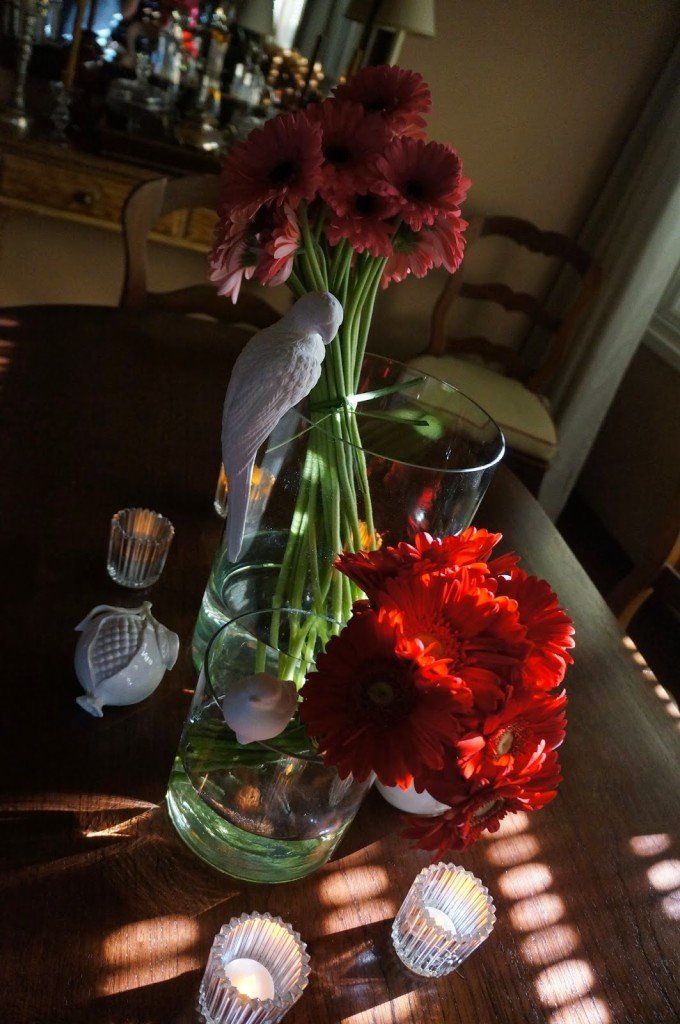 Arrumei as flores de véspera e pela manhã tinha esta luz linda sobre a mesa!