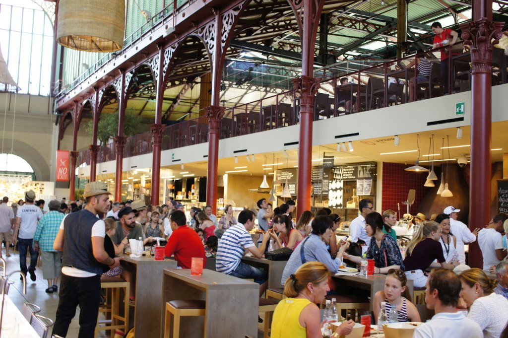 Tem mesas espalhadas pelo centro onde se apoiar para comer, beber, descansar e conversar.