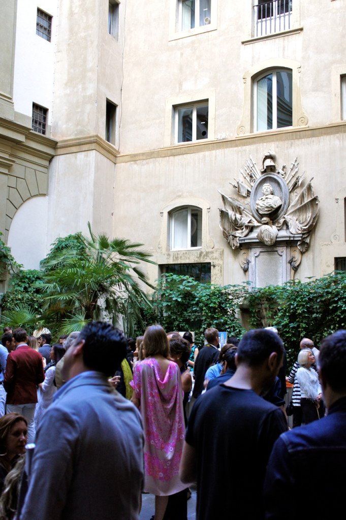 Para comemorar o evento, a maison deram uma festa no Palazzo Pucci.