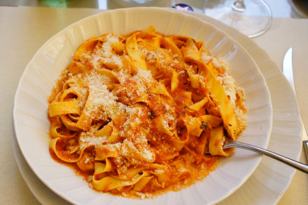 E eu sou sempre gamada por um prato de pasta com molho de tomate picante. Colocaram uma erva chamada pepolino que lembra timolho. Ficou incrível!!