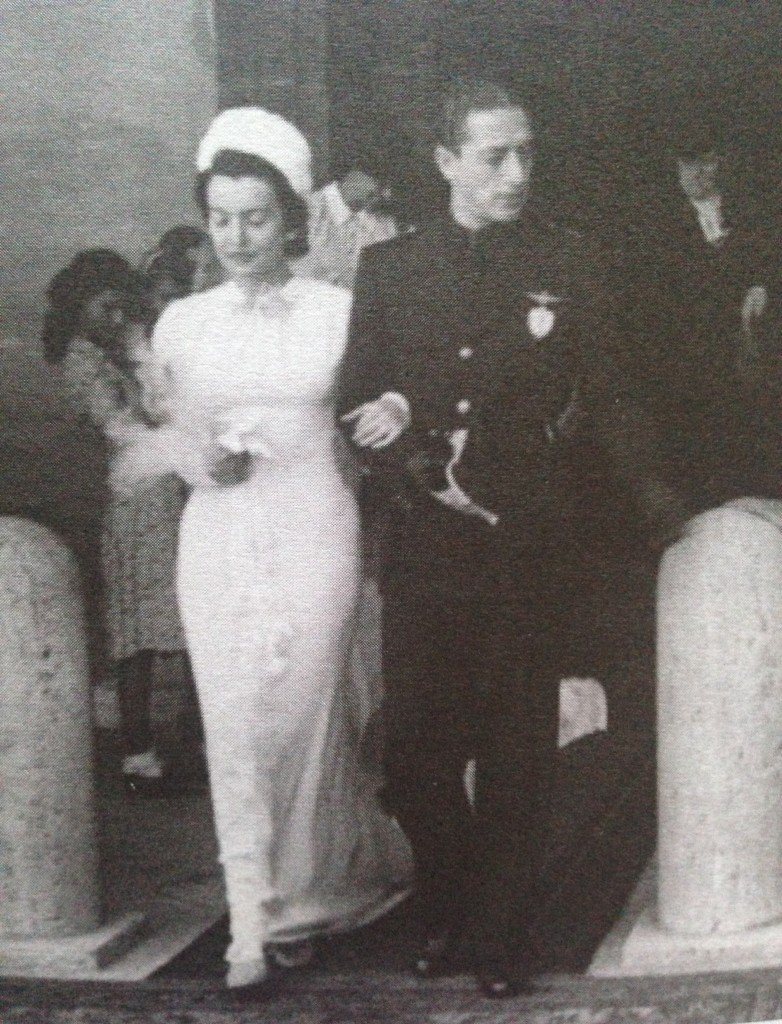 Minha avó, Gabriella Pallavicini, se casou com Michelle Pascolato em Setembro de 1938. Ela mesmo desenhou o vestido que foi feito por Romana Serra, a costureira da família.