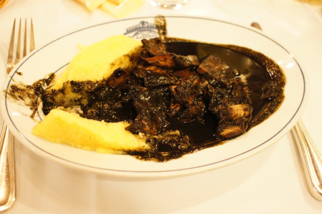 Polvo con nero di seppia e polenta