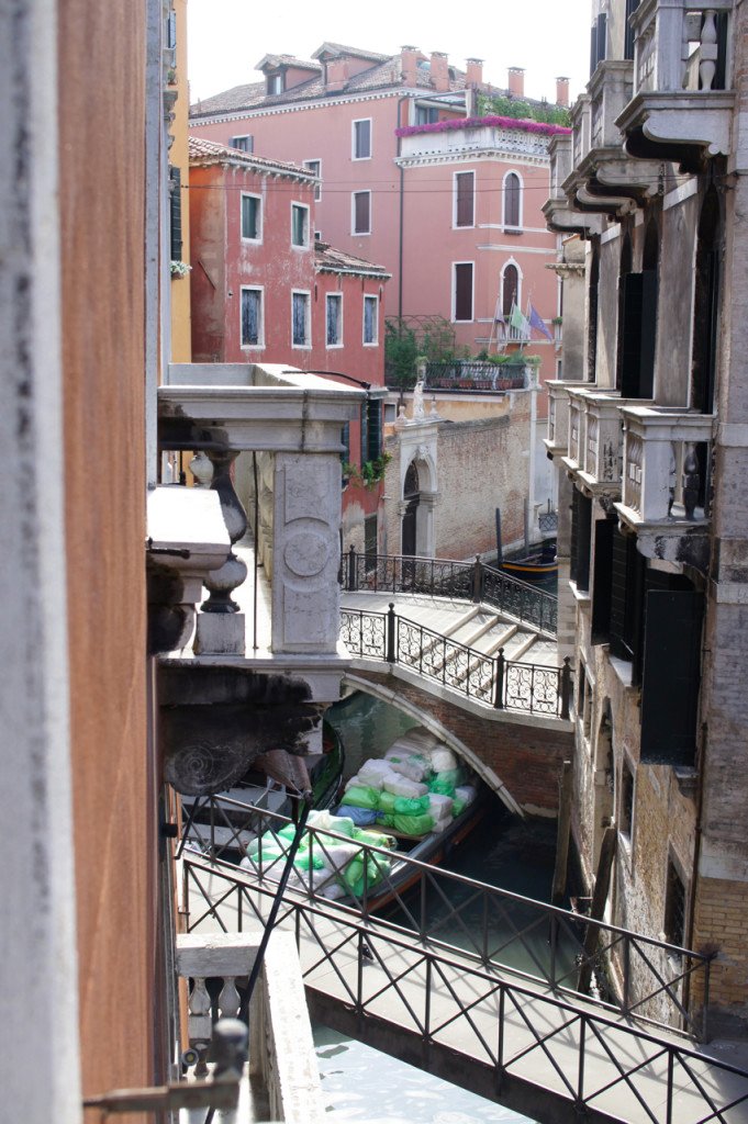 De manhã, as entregas de lençol e colheita do lixo... Isto é normal em Veneza. Não é só neste hotel. Sempre tomem cuidado para onde dá a janela. Especialmente se você, como eu, não gosta de barulho pela manhã.