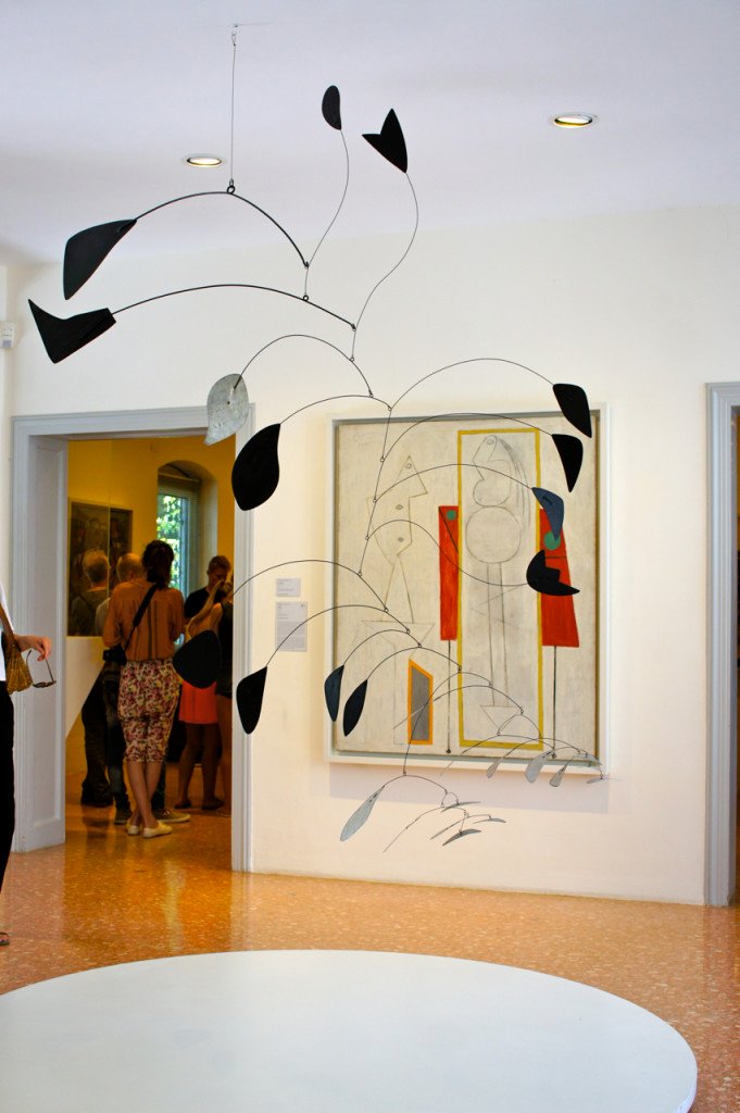 Algumas das minhas peças favoritas... Alexander Calder Arc of Petals 1941 na frente de um Pablo Picasso The Studio 1928