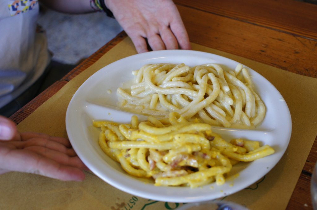 pasta deliciosa!! A especialidade é esta, lici, que vem com o molho que você escolher! Aqui molho de queijo, carbonara...