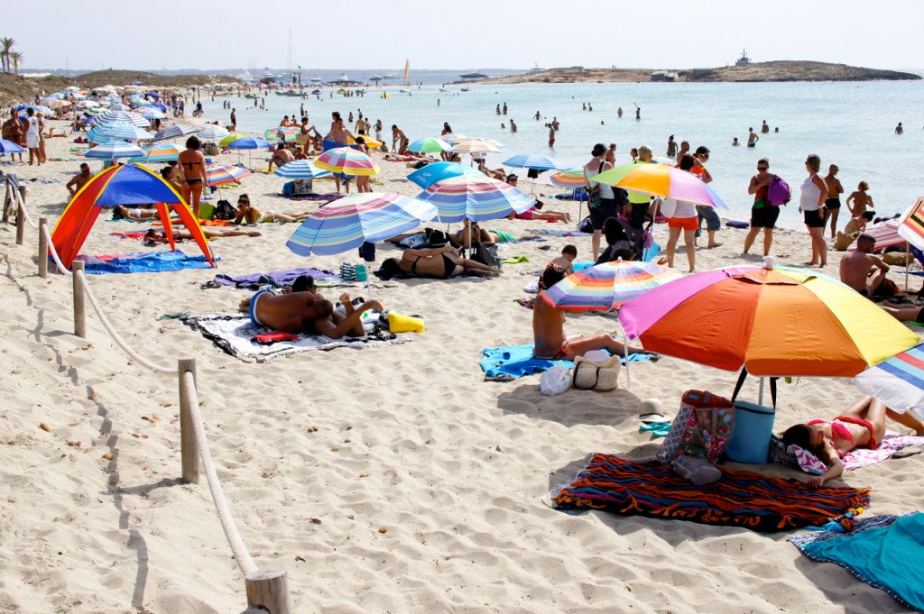 A praia é bem mais cheia pois se chega de carro.