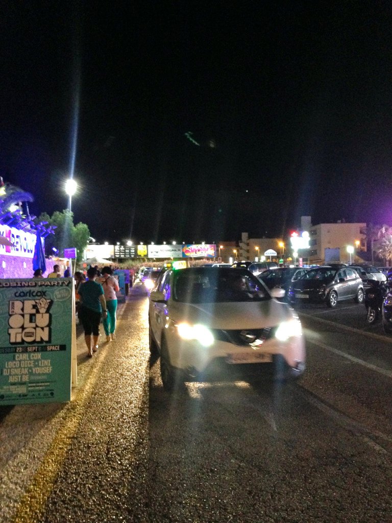 A fila de taxi na porta. É tudo muito organizado.