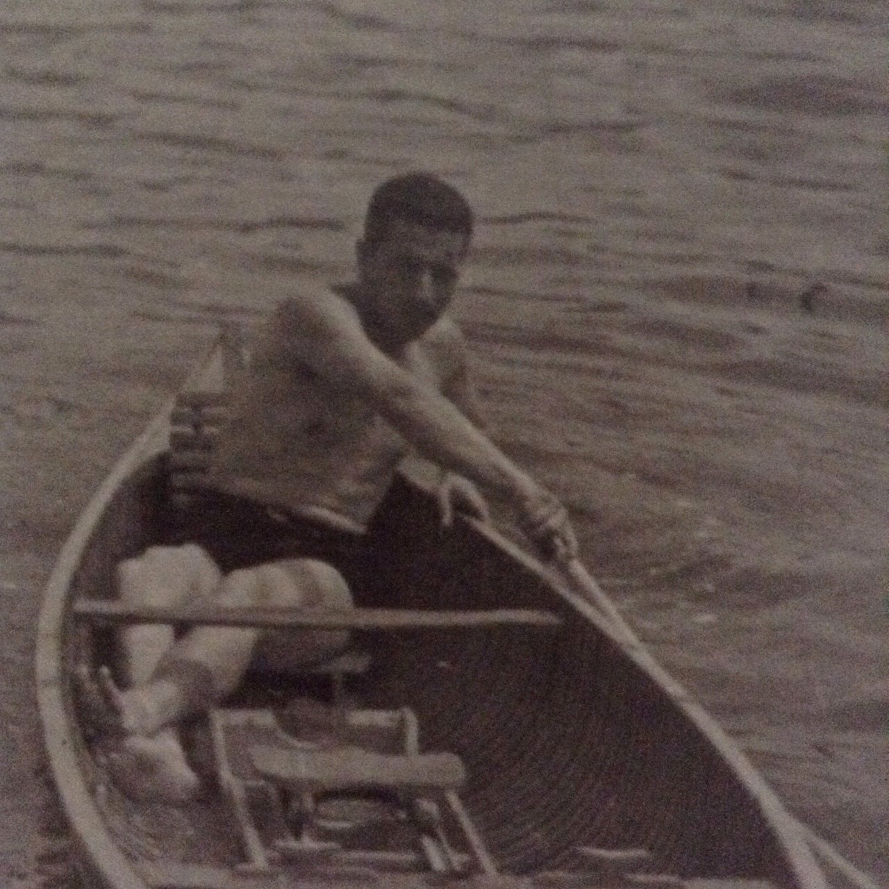 Esta é uma foto de meu pai remando informalmente, porque ele participava de corridas, junto com outros atletas do clube de regatas de Veneza.