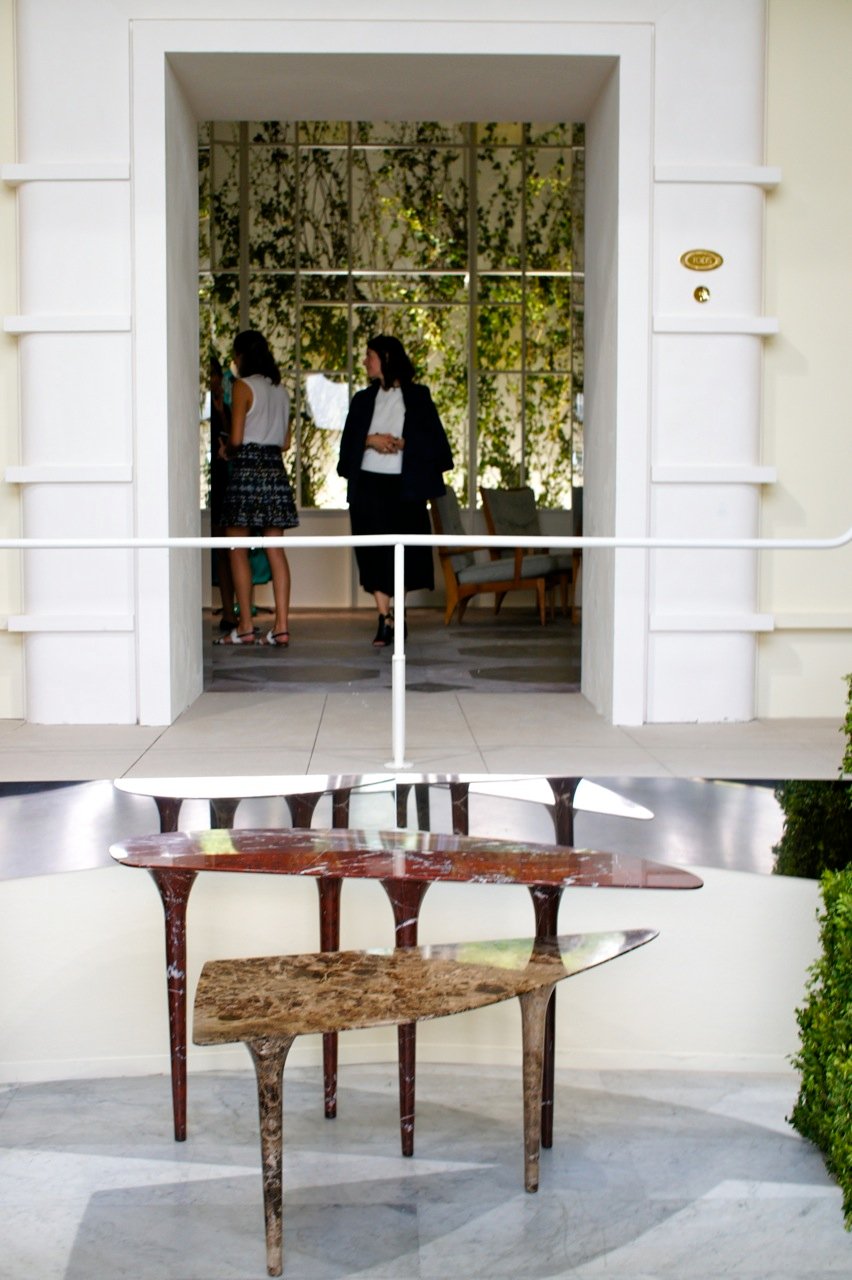 No showroom da Tod's estas duas mesas incríveis!!! De uma beleza única, feita de uma peça de mármore por nada menos que Brancusi!!