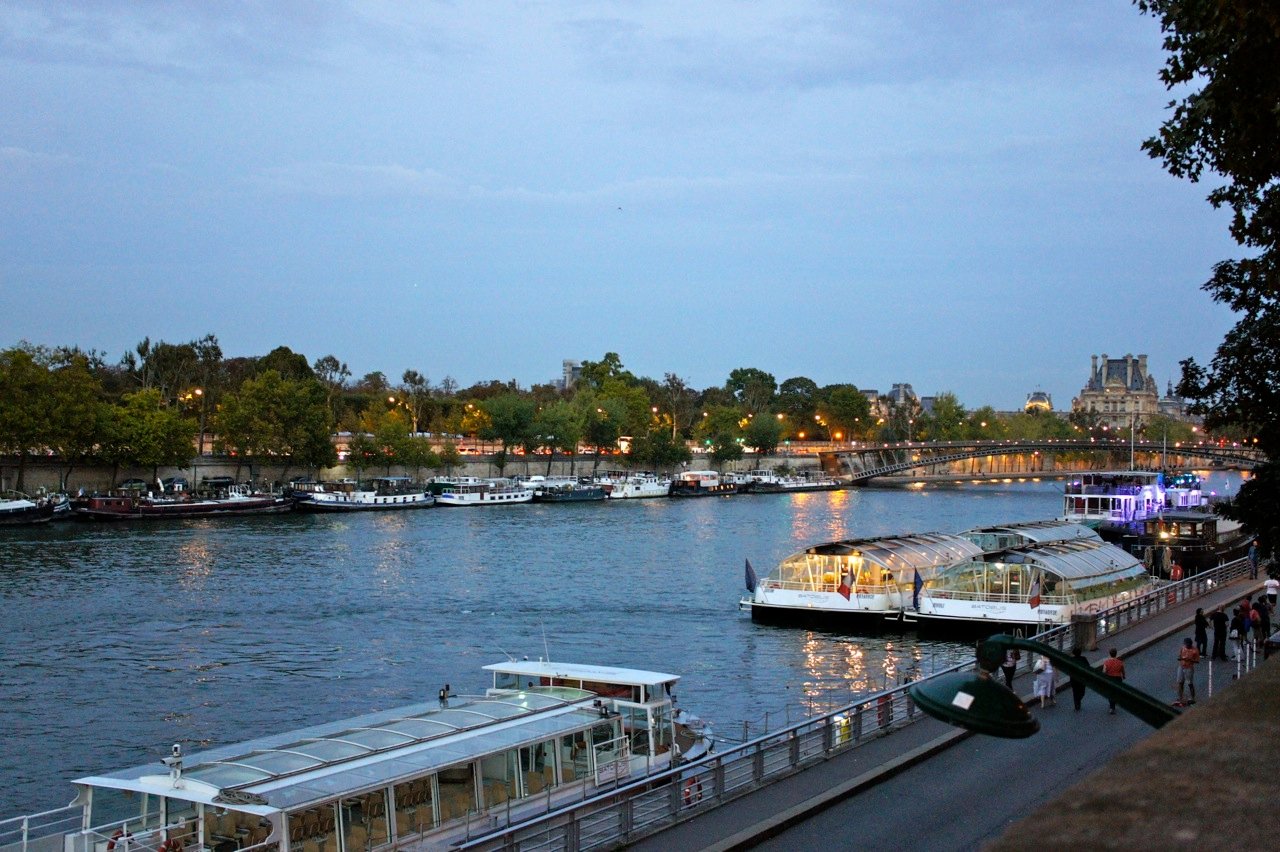 O clima está perfeito e todos passeiam a pé nas margens do Seine.